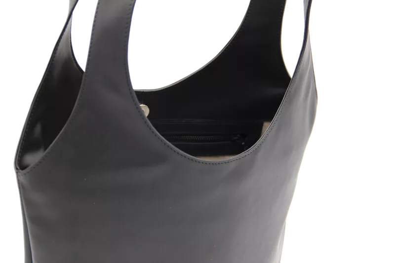 Princesse Petit Pois by Jessica Cohen Round bag